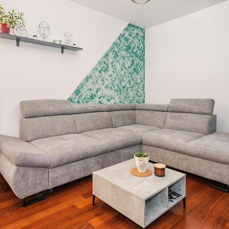 Airy 2-Br Apt W/ Open Layout & Modern Design Apartment Split Luaran gambar