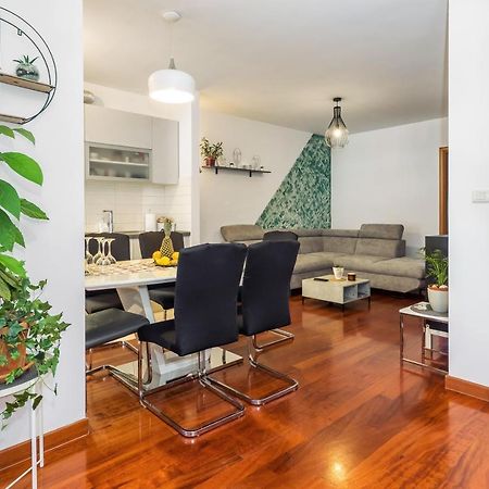 Airy 2-Br Apt W/ Open Layout & Modern Design Apartment Split Luaran gambar